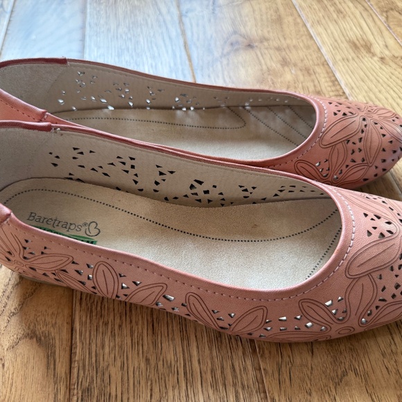 Baretraps Mariah flats, light coral with a laser-cut floral, women's size 9.5 - Picture 3 of 7